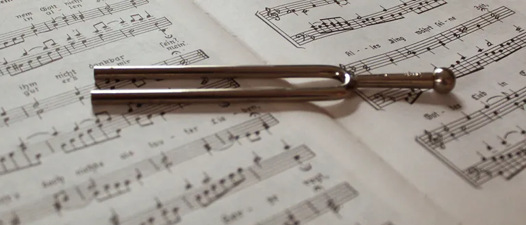 Stimmgabel auf Noten